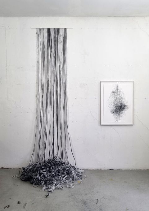 Regen, 2025, Maße variabel, Permanentmarker auf Transparentpapierstreifen  Im Auge, 2025, 70 x 50 cm, Tinte auf Papier / Copyright: Katja Butt