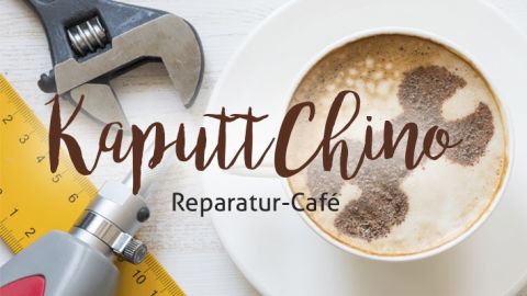 Schriftzug KaputtChino vor Kaffeetasse und Werkzeug