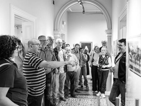 Führung durch die Ausstellung "Verabredung mit Stuhl" 2023 Foto Helmut Willnat