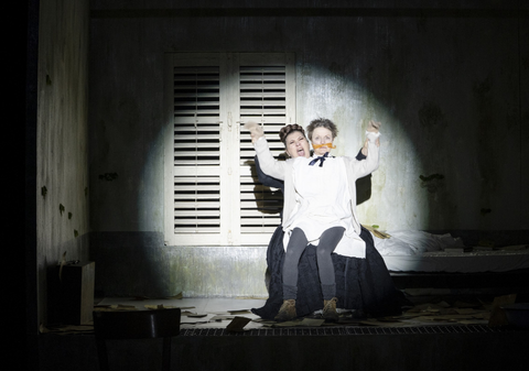 Nietzsche-Schwester Elisabeth (Eva Mattes) mit dem maladen Bruder (Maria Neumann) (Foto: Franziska Götzen)