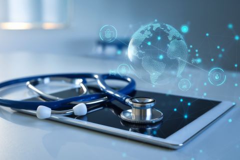 Tablet, auf dem ein Stethoskop liegt