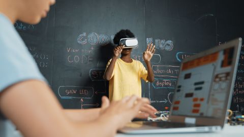 Jugendlicher probiert VR-Brille aus